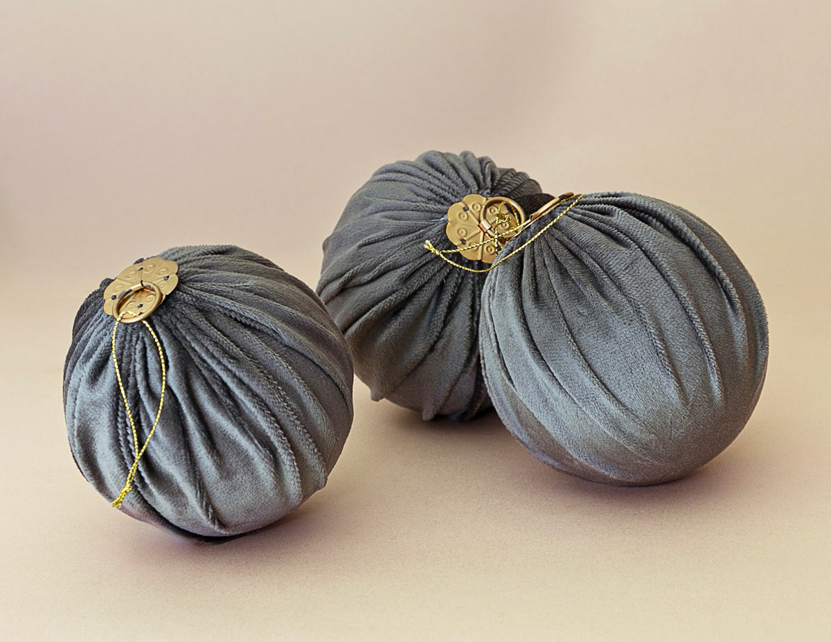 Esferas de tela pliegues, set de 3, disponible en cobre, hueso, vino, rojo cereza y pewter
