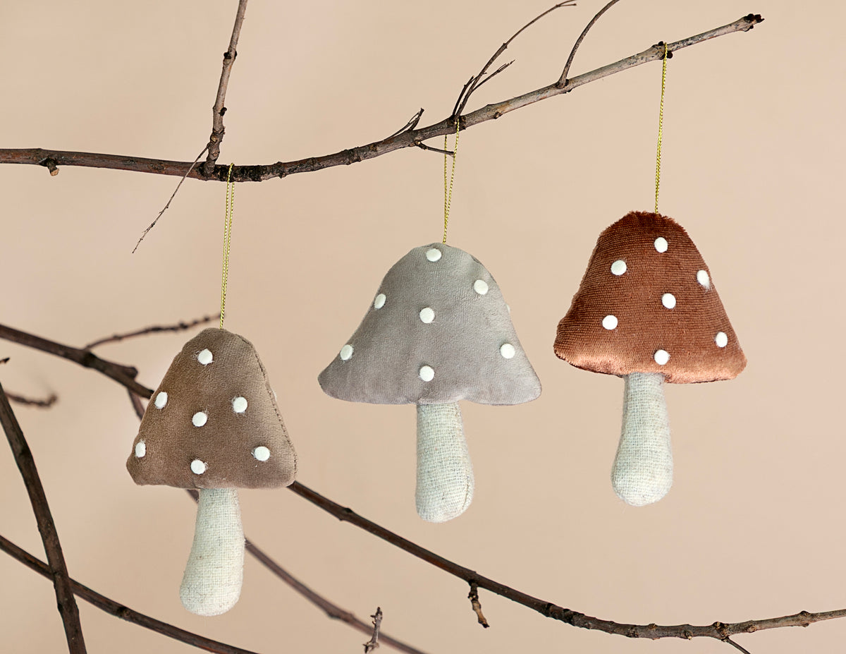 Esferas Mush de tela en beige, gris y cobre, colgadas de una rama