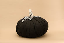 Cargar imagen en el visor de la galería, CALABAZA TELA NEGRA OBJETO DECORATIVO
