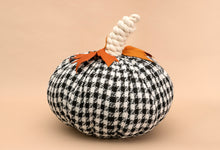 Cargar imagen en el visor de la galería, CALABAZA TELA BLANCO Y NEGRO MEDIANA OBJETO DECORATIVO
