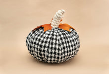 Cargar imagen en el visor de la galería, CALABAZA TELA BLANCO Y NEGRO MEDIANA OBJETO DECORATIVO
