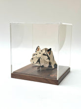 Cargar imagen en el visor de la galería, Bulldog francés de origami en caja de acrílico, sobre base de madera
