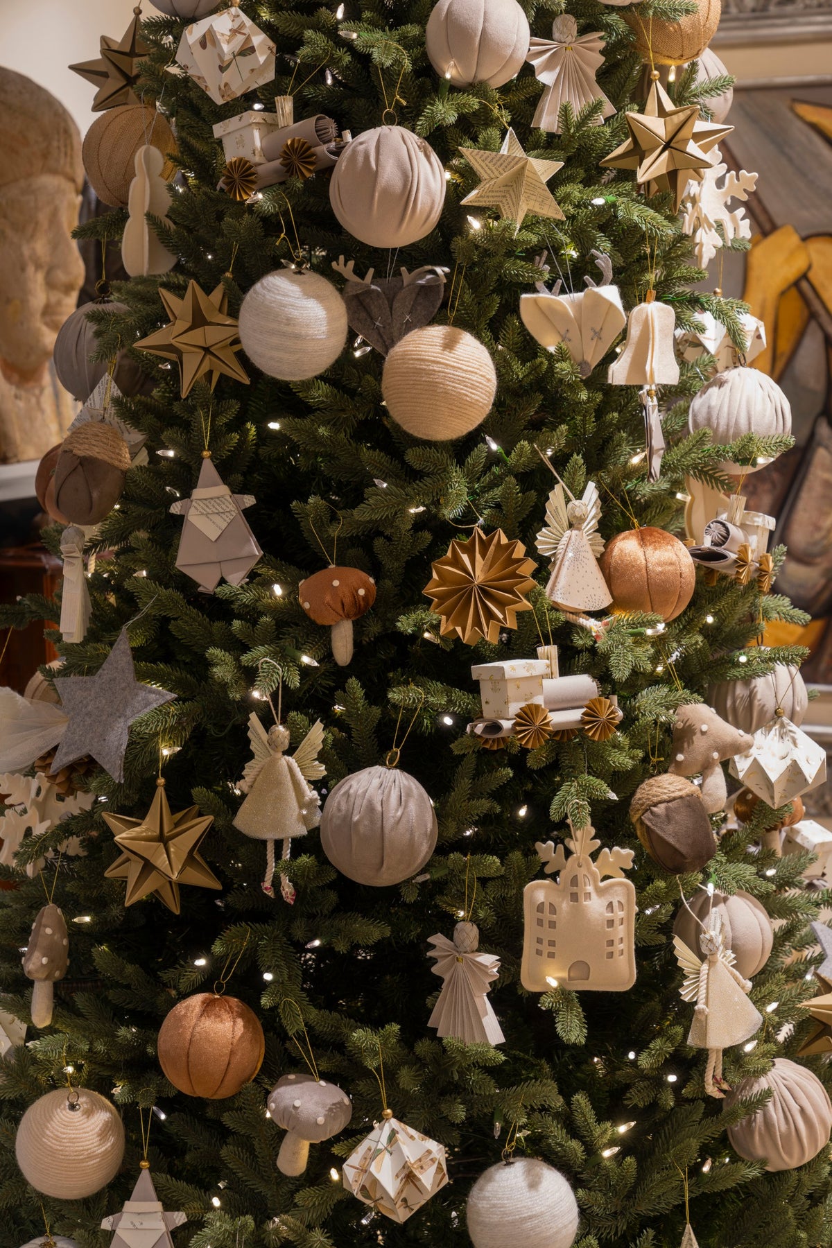 Árbol de Navidad en tonos neutros con esferas ángel hada doradas