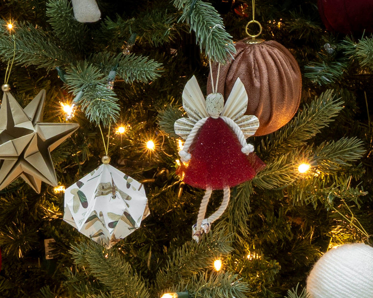 Esfera ángel hada vino colgada en el árbol de Navidad