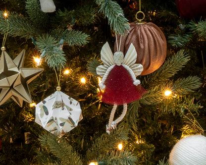 Esfera ángel hada vino colgada en el árbol de Navidad