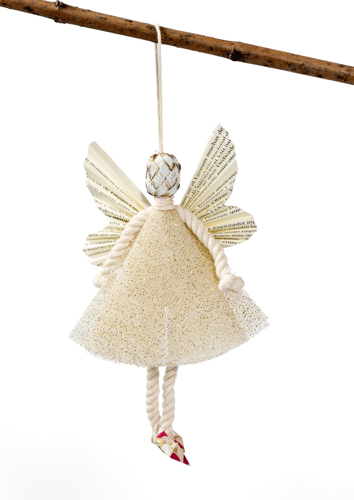 Esfera ángel hada dorada sobre fondo blanco