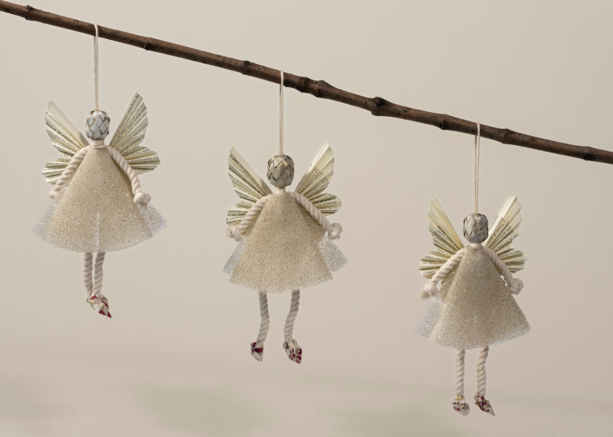 Set de 3 esferas ángel hada doradas colgadas de una rama