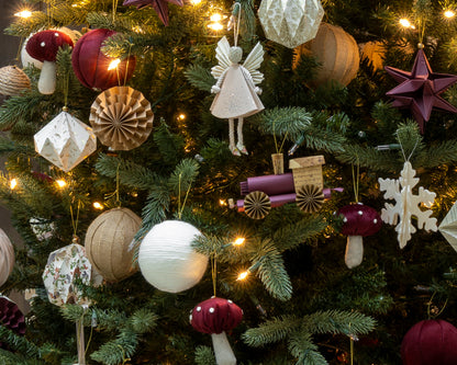 Esfera tren de origami en vino colgada en el árbol de Navidad