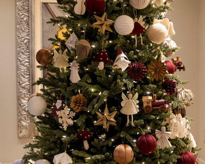 Árbol de Navidad con esferas tren en vino y ángeles hada
