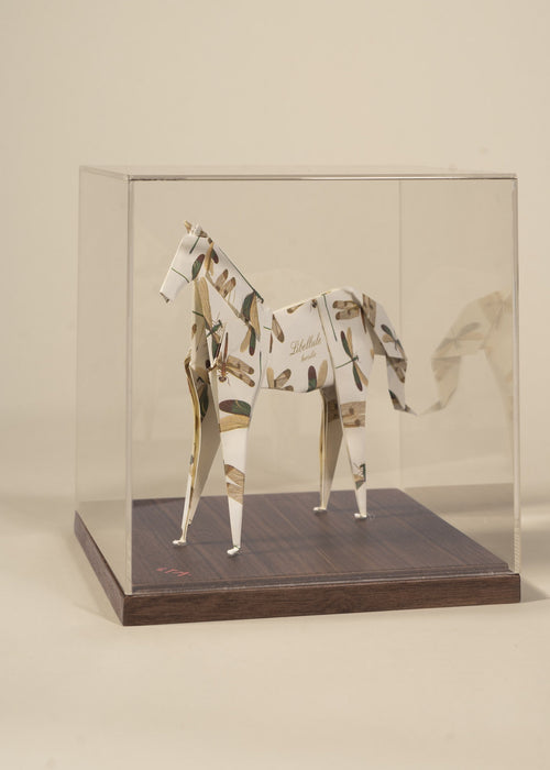 Caballo de origami en papel con estampado, dentro de su caja de acrílico sobre base de madera