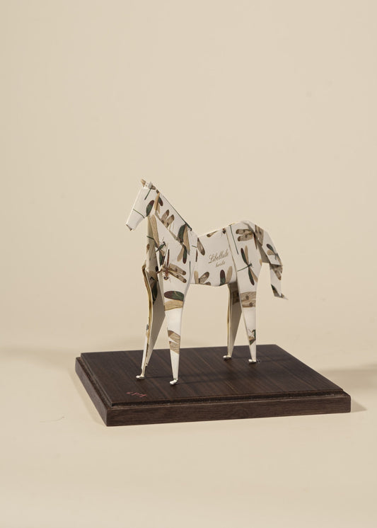 Caballo de origami plegado a mano, sobre base de madera