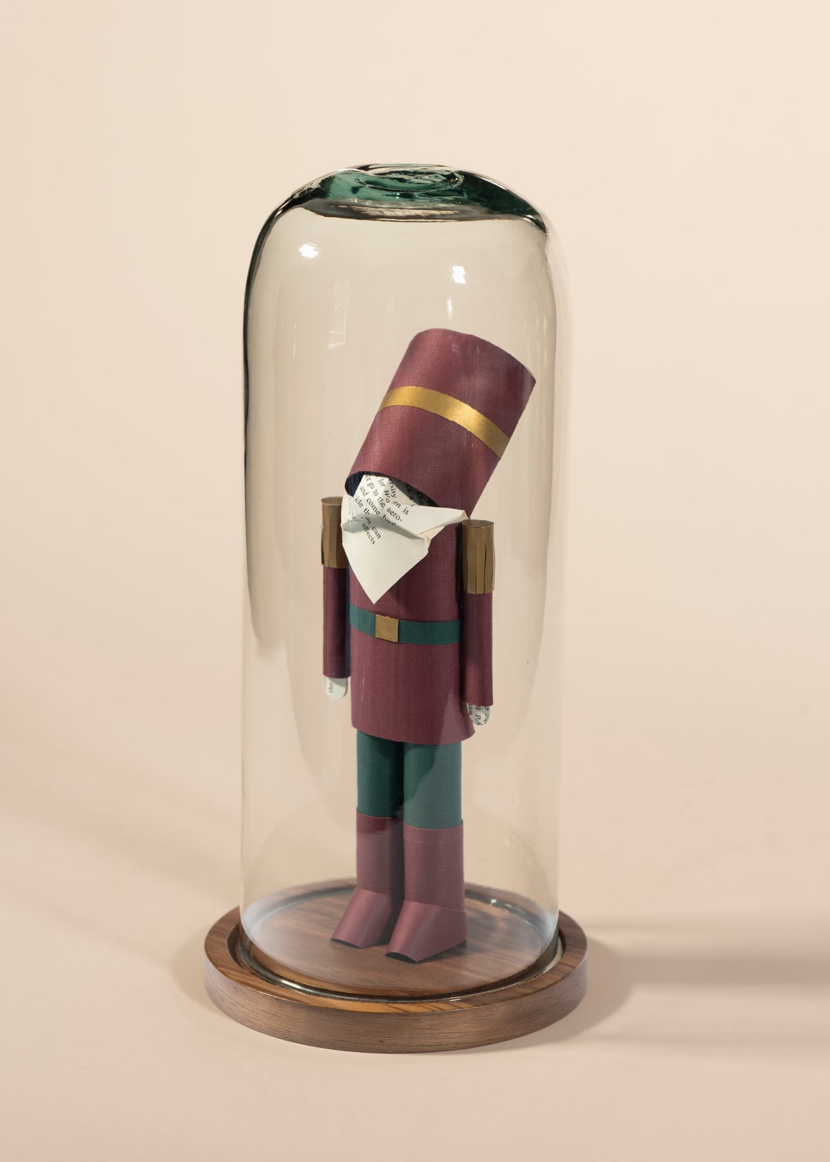 Cascanueces de origami vino con verde dentro de su capelo de vidrio