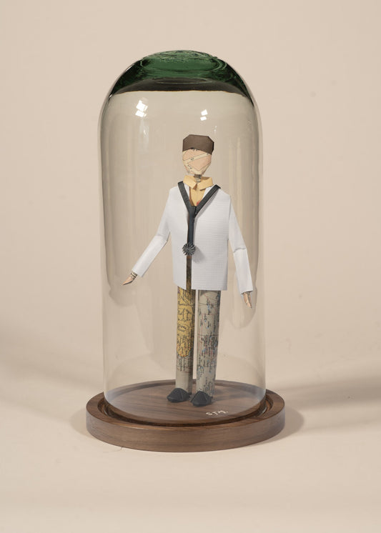 Doctor de origami con bata blanca, en capelo de vidrio sobre base de madera