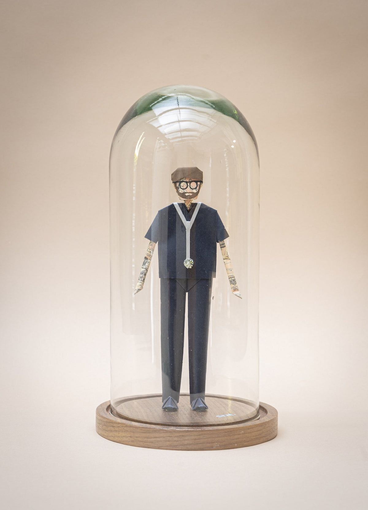 Doctor de origami con scrubs azul marino y lentes, en capelo de vidrio