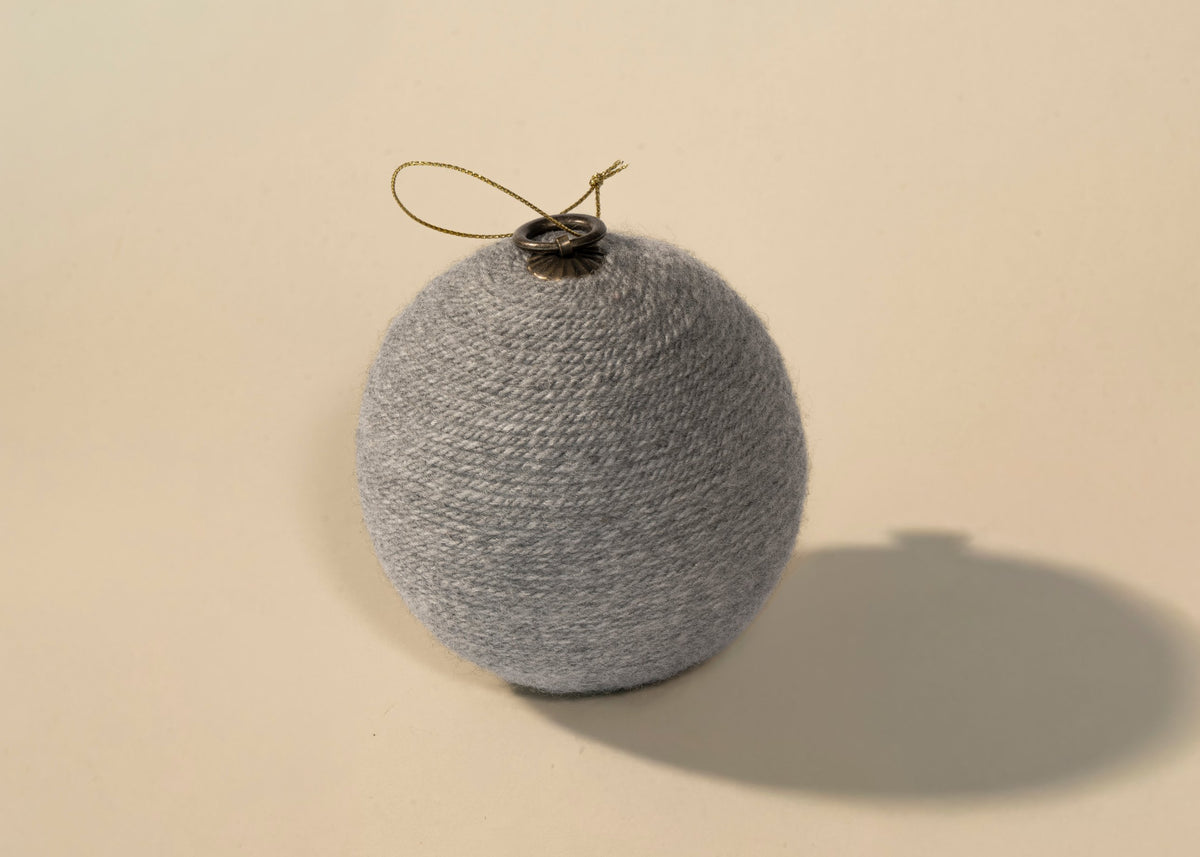 Esfera de estambre gris, detalle