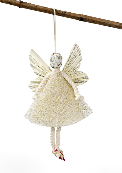 Esfera ángel hada de origami en papel vainilla, colgada de una rama