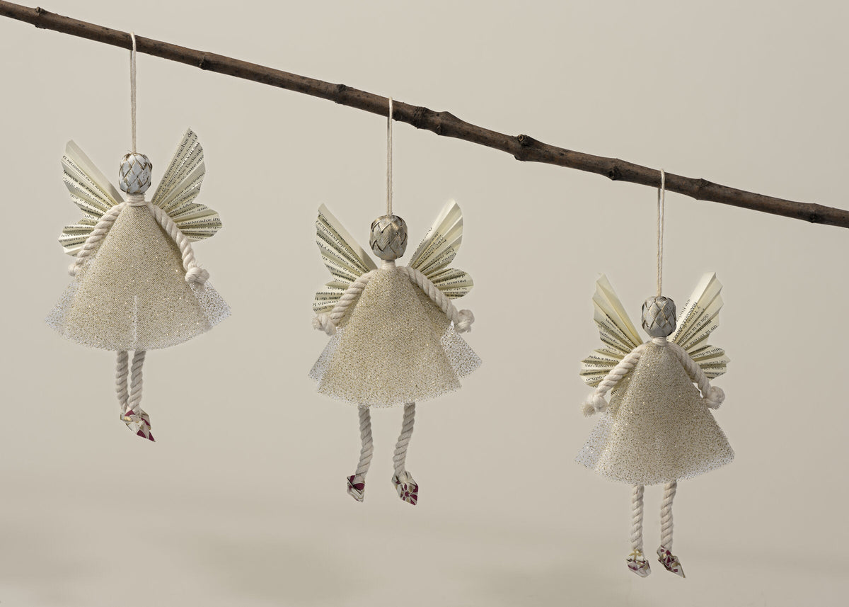 Tres esferas ángel hada de origami colgadas de una rama