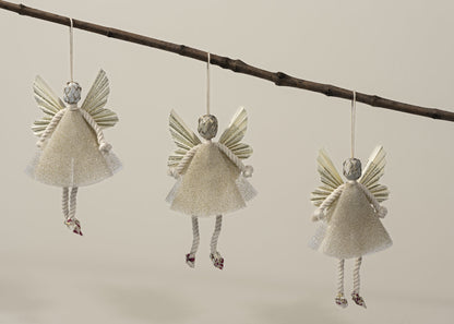 Tres esferas ángel hada de origami colgadas de una rama