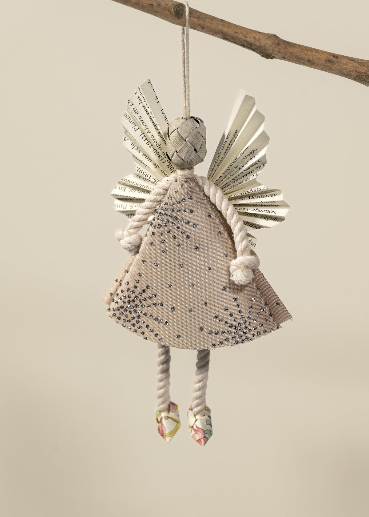 Esfera ángel hada de origami beige con puntos, para el árbol de Navidad