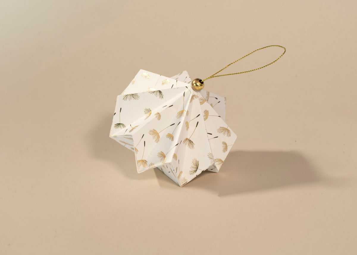 Detalle de los pliegues de la esfera cascabel blanca con dorado