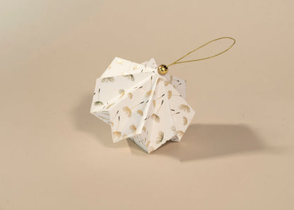 Detalle de los pliegues de la esfera cascabel blanca con dorado