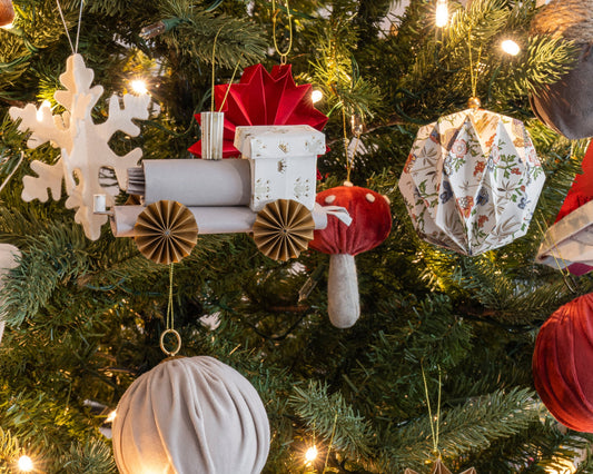 Esfera tren de origami en gris con ruedas doradas, detalle en el árbol