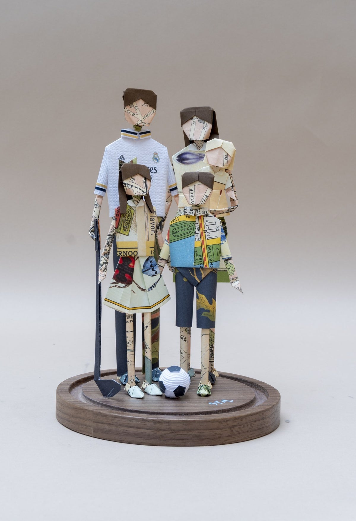 Familia, bajo capelo de acrílico