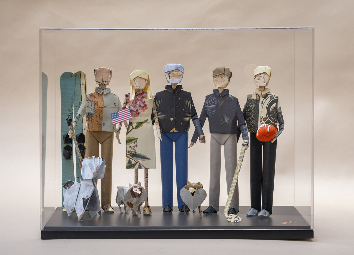 Familia de origami de cinco integrantes y tres perros, con esquís y balón, en caja de acrílico, hecha a mano por Stampilla