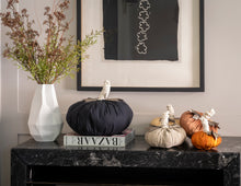 Cargar imagen en el visor de la galería, CALABAZA TELA Naranja Satín Chica  OBJETO DECORATIVO
