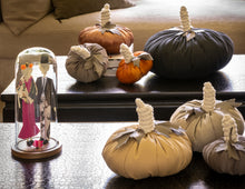 Cargar imagen en el visor de la galería, CALABAZA TELA BEIGE MEDIANA OBJETO DECORATIVO

