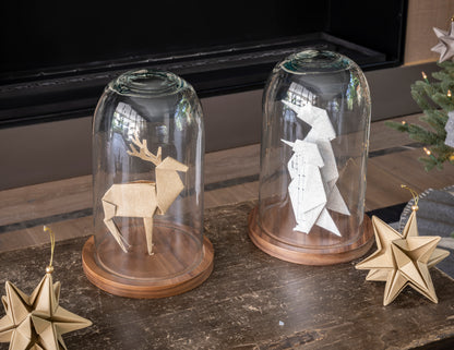 Reno de origami en capelo, bajo capelo de vidrio