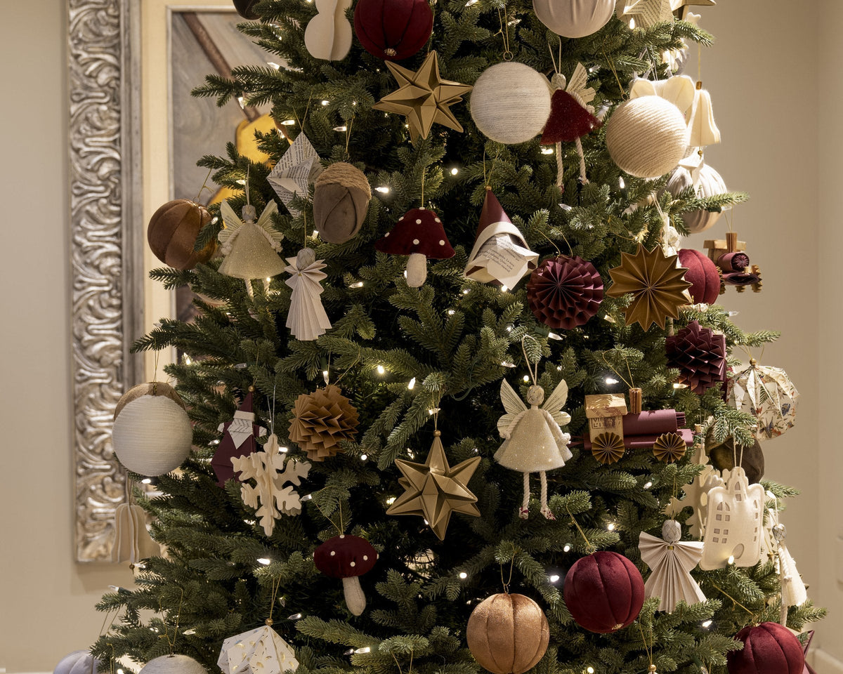 Árbol de Navidad decorado con ángeles hada y piezas de papel de Stampilla