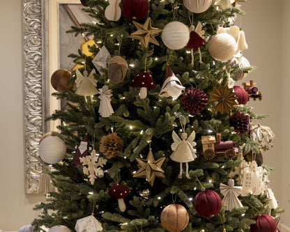 Árbol de Navidad decorado con ángeles hada y piezas de papel de Stampilla
