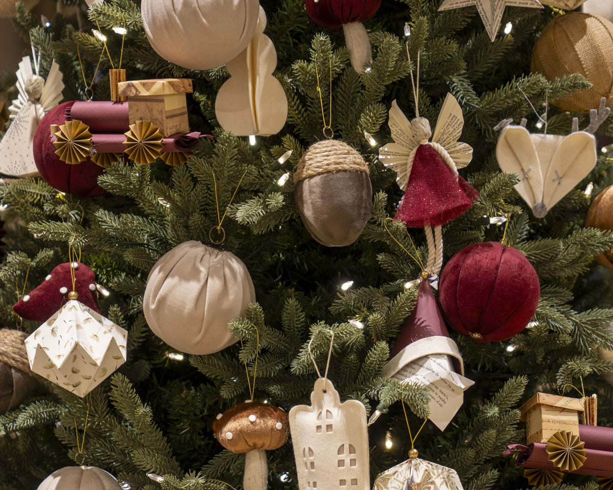 Árbol de Navidad de Stampilla con esferas de terciopelo, bellota, hongo, casita de fieltro, ángel de papel y figuras de origami hechas a mano