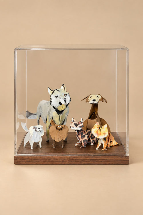 Seis mascotas de origami, perros y gatos, dentro de un mismo capelo de acrílico sobre base de madera