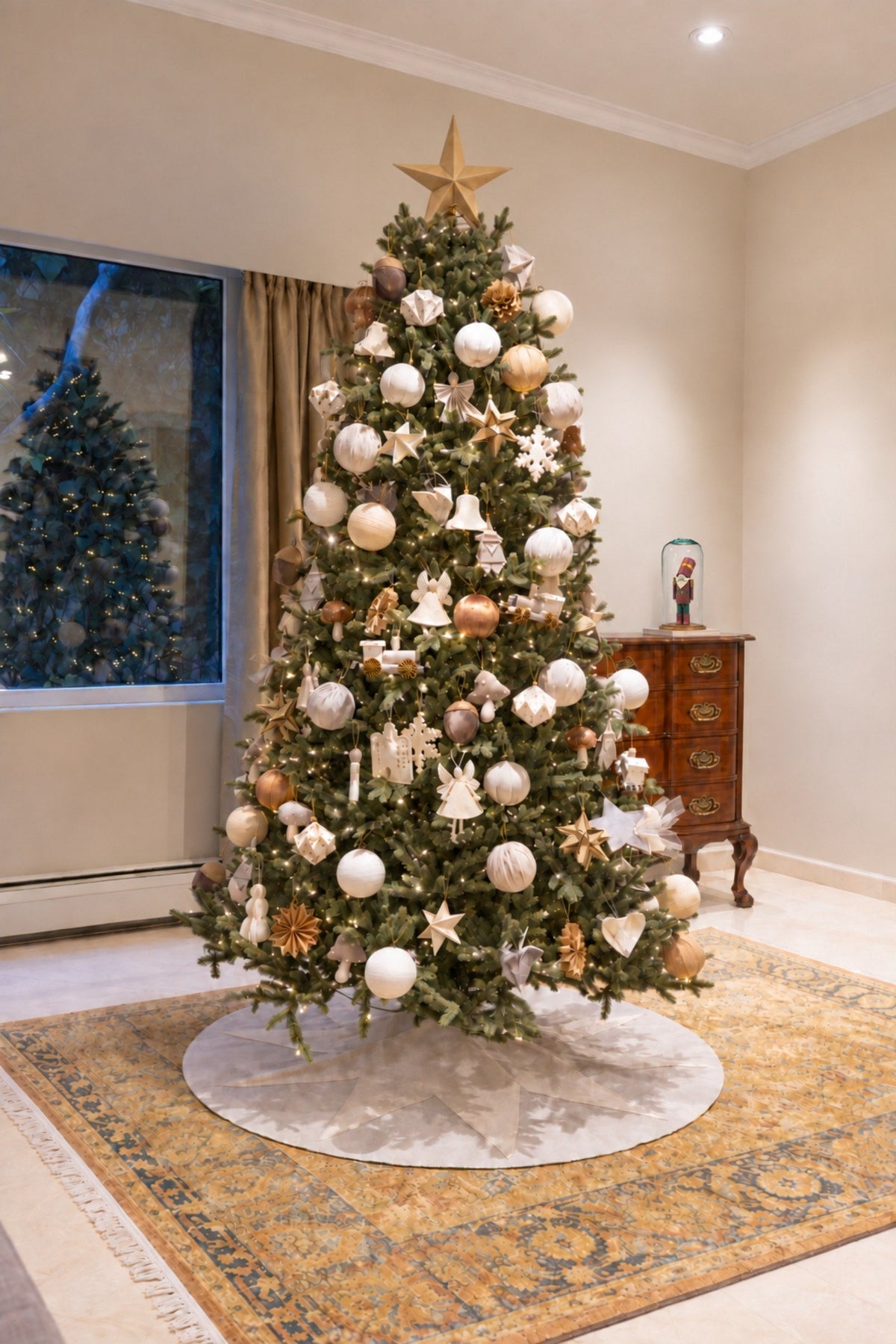 Árbol de Navidad decorado con piezas de papel y la punta de estrella dorada de origami