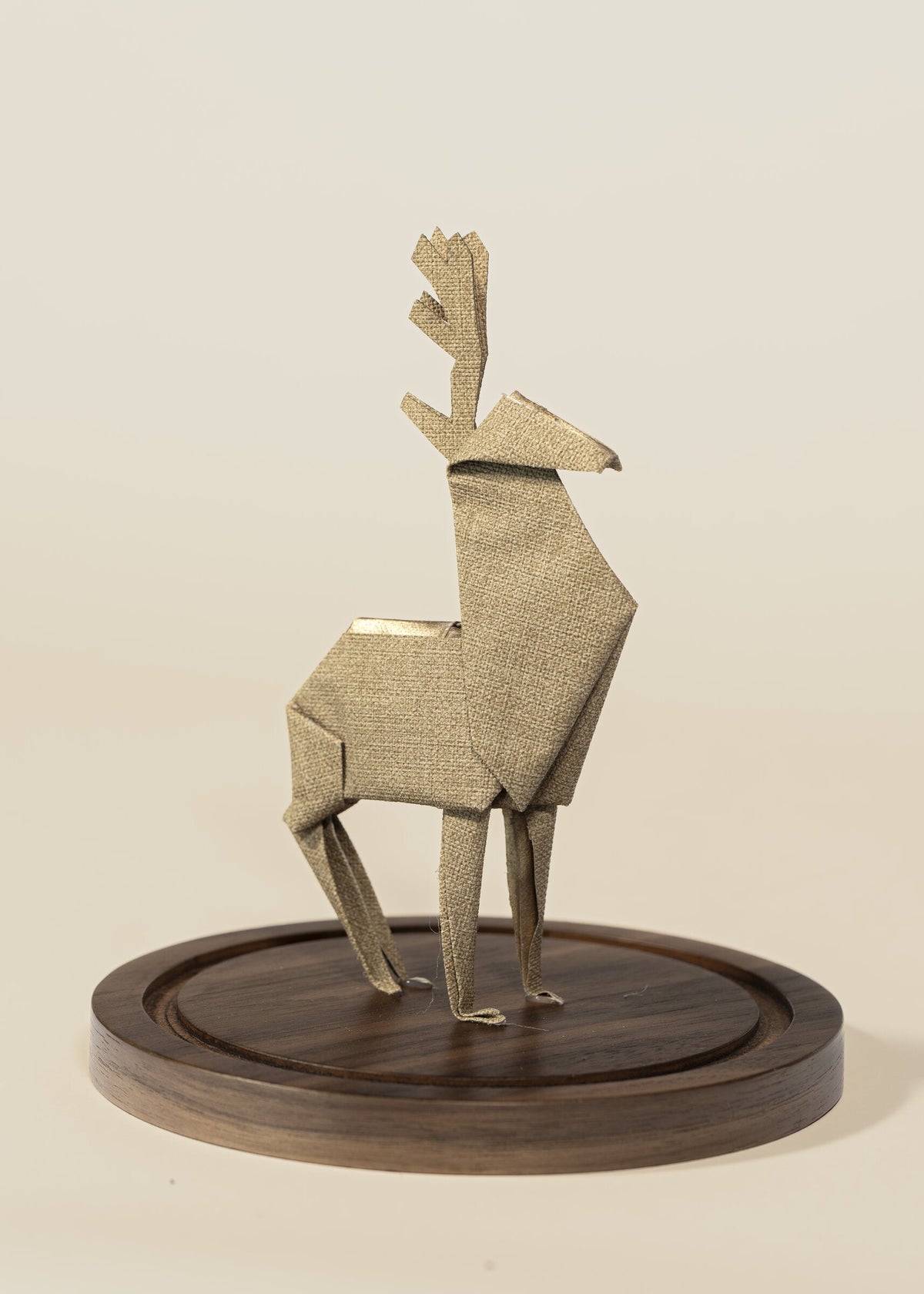 Reno de origami plegado a mano, sobre su base de madera sin el capelo