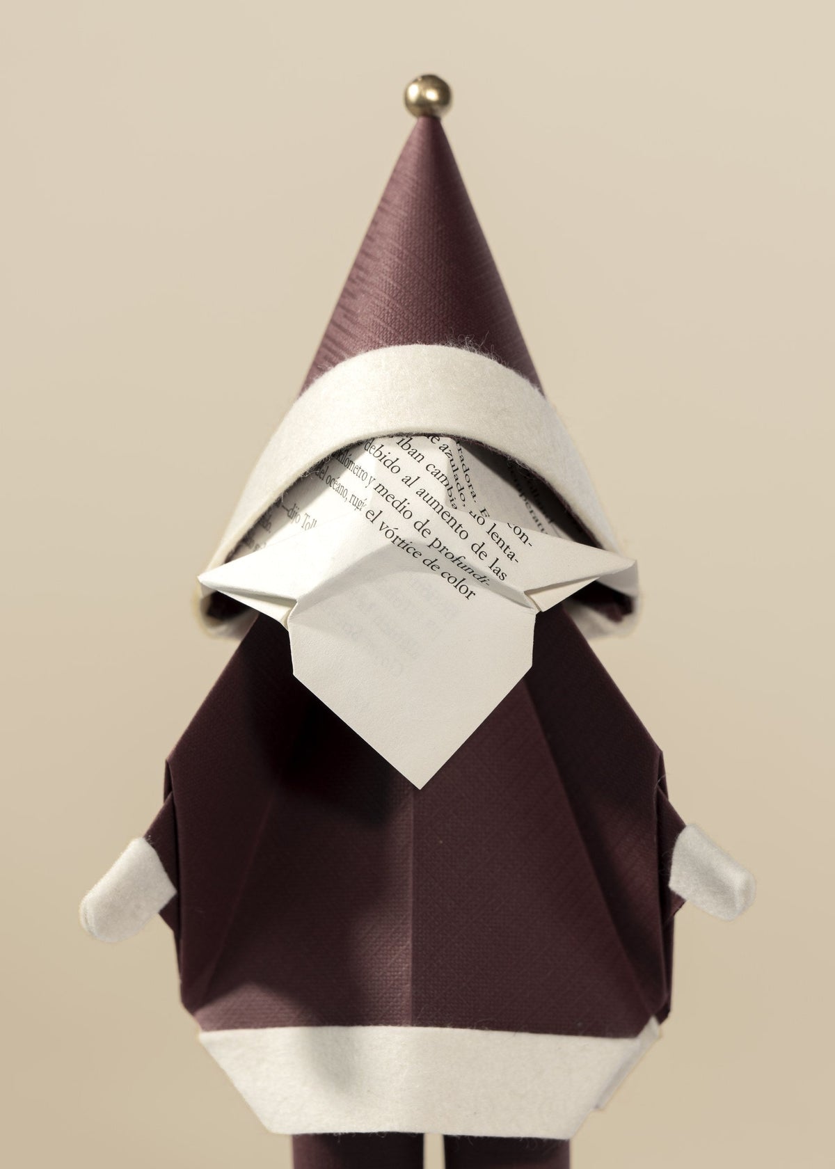 Santa de origami en color vino, detalle del gorro y la barba de papel