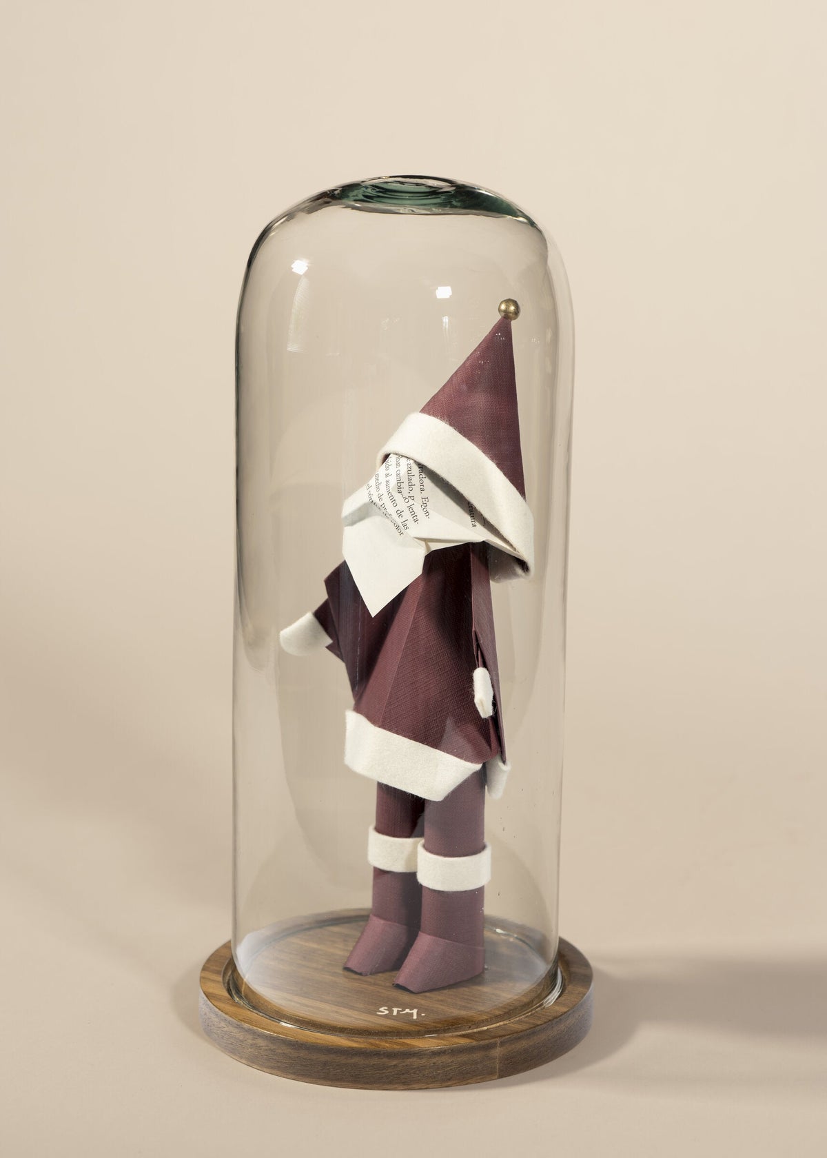 Santa de origami en vino, dentro de capelo de vidrio sobre base de madera