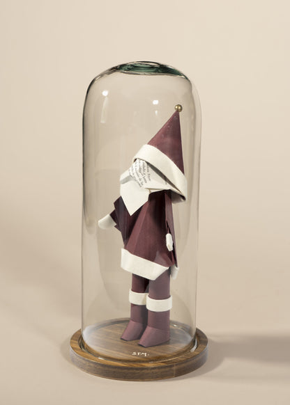 Santa de origami en vino, dentro de capelo de vidrio sobre base de madera