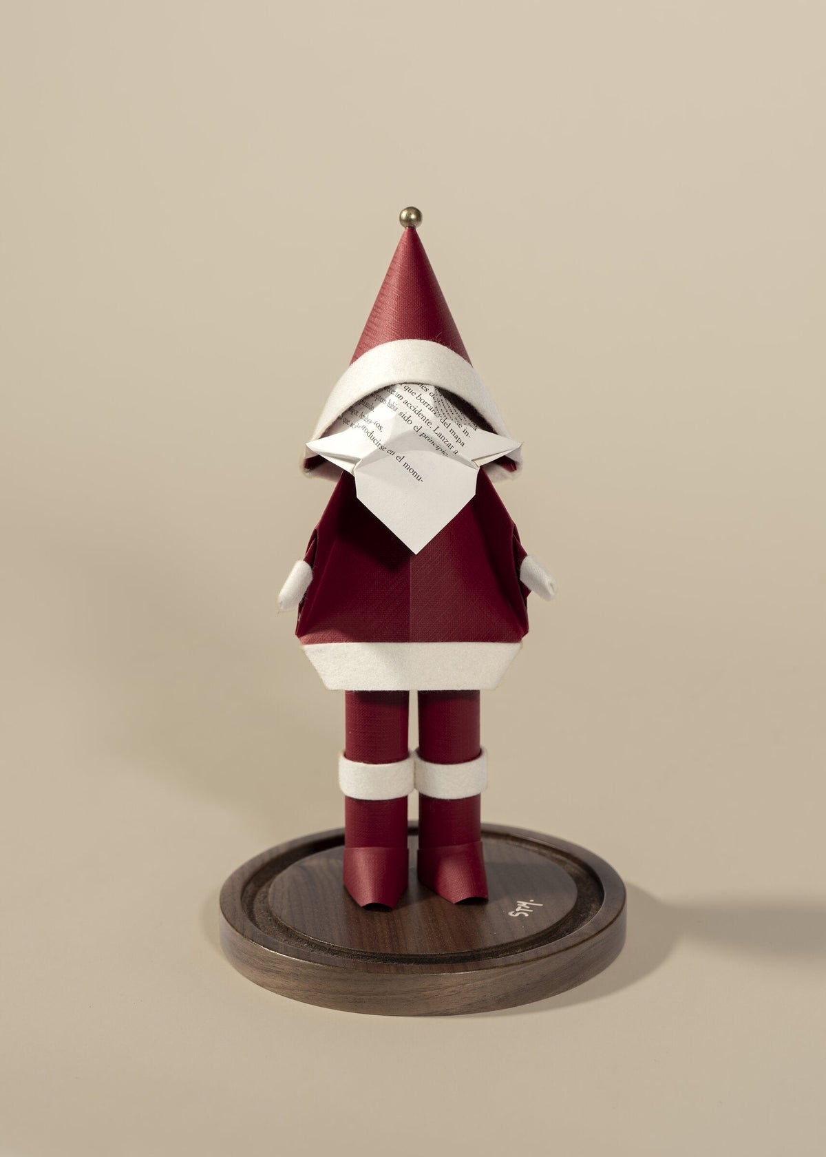 Santa de origami en rojo sobre base de madera, sin el capelo