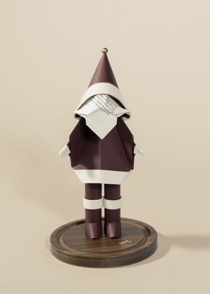 Santa de origami en vino sobre base de madera, sin el capelo