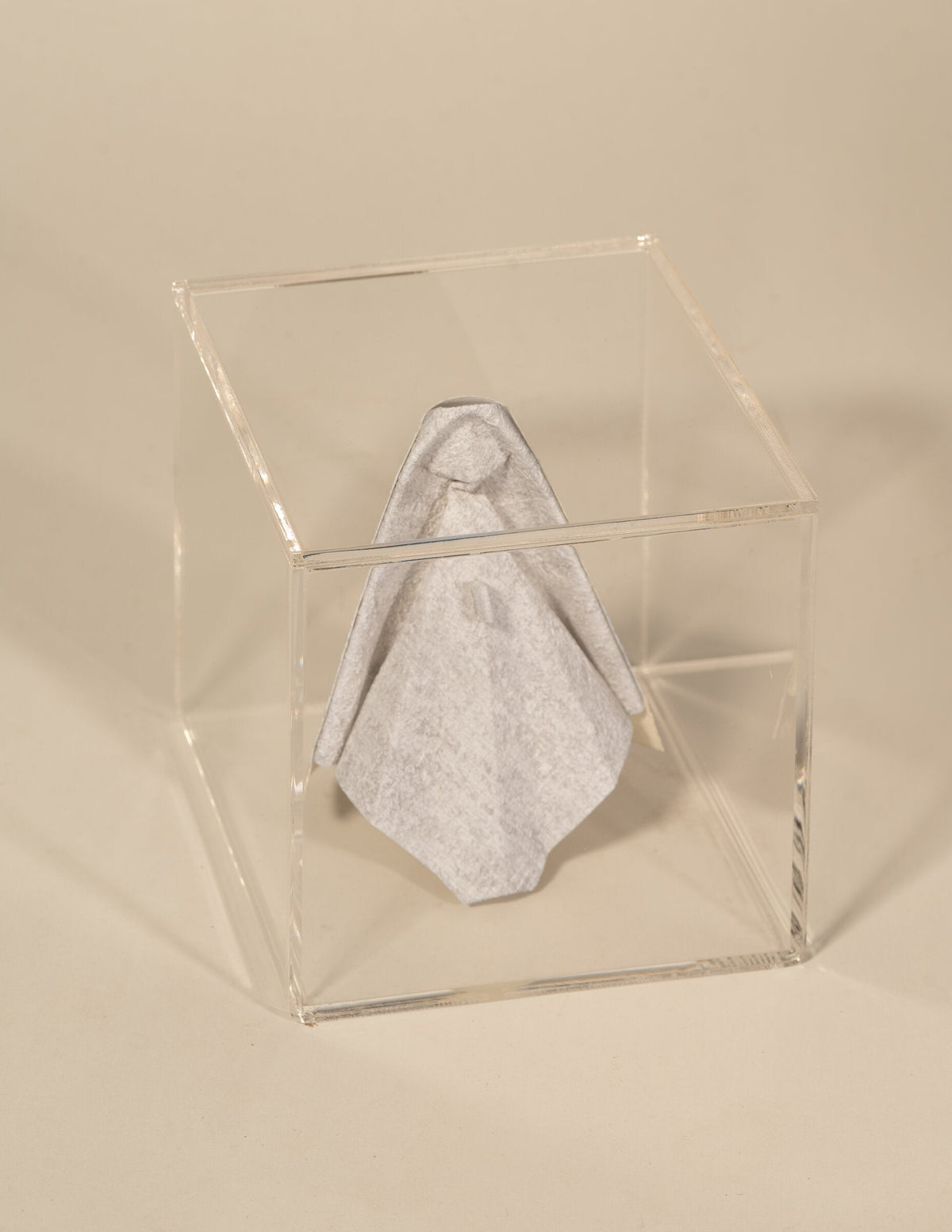 Virgen de origami en papel tapiz hueso, dentro de cubo de acrílico