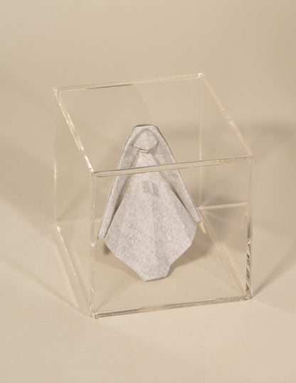 Virgen de origami en papel tapiz hueso, dentro de cubo de acrílico