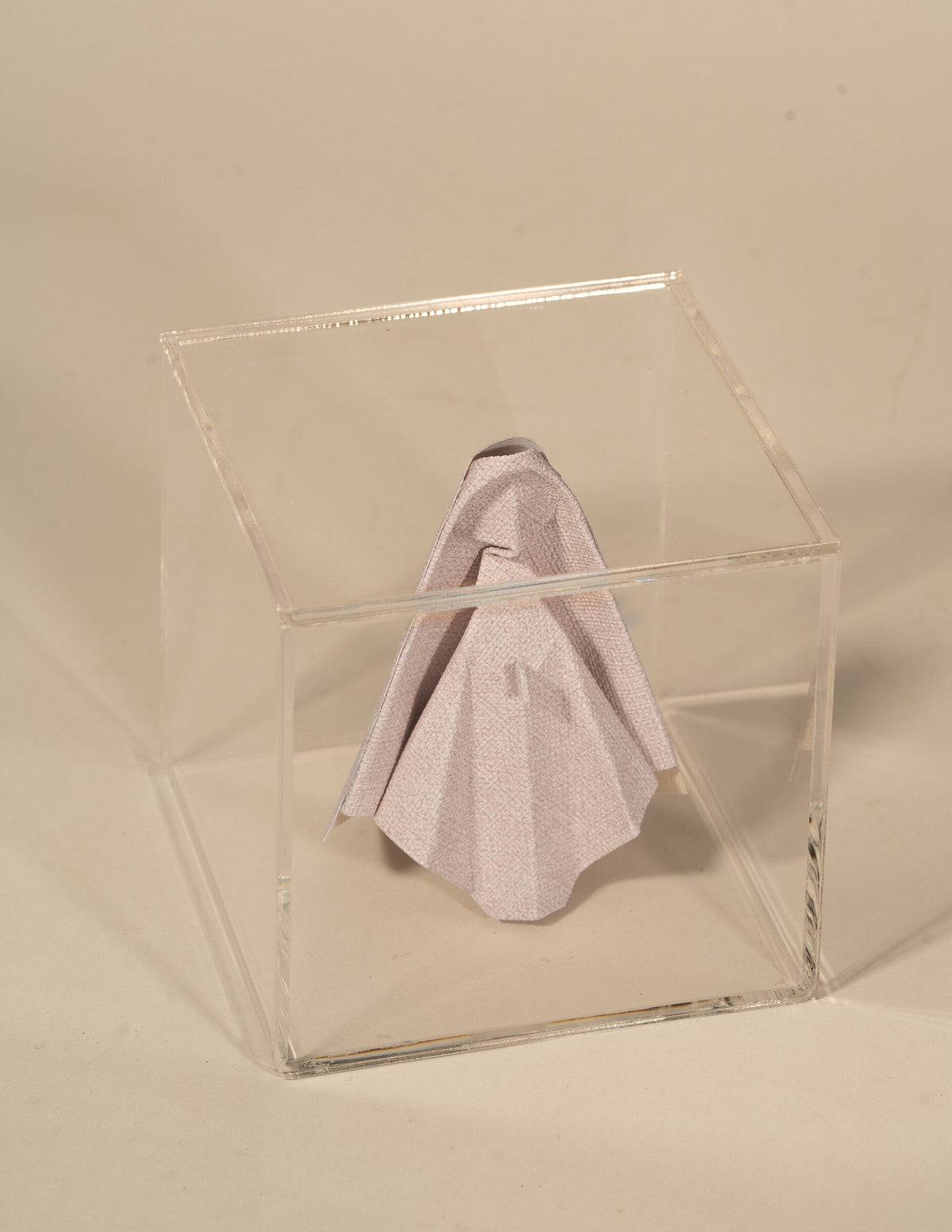 Virgen de origami rosa en cubo de acrílico, vista lateral