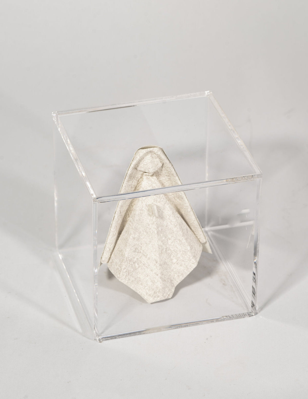 Virgen de origami blanca de 11x11 cm dentro de su caja de acrílico transparente