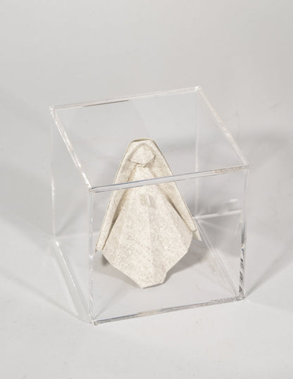 Virgen de origami blanca de 11x11 cm dentro de su caja de acrílico transparente