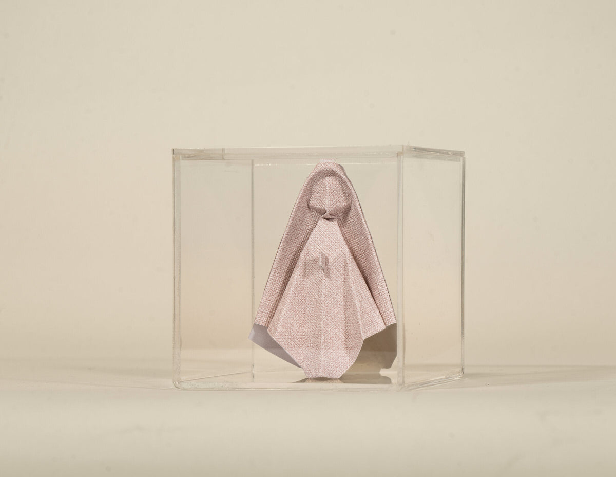 Virgen de origami rosa para bolo, de frente, en caja de acrílico