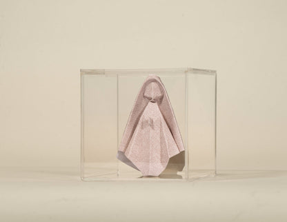 Virgen de origami rosa para bolo, de frente, en caja de acrílico