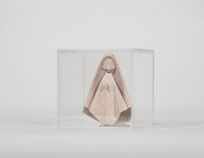 Virgen de origami rosa en caja de acrílico sobre fondo claro